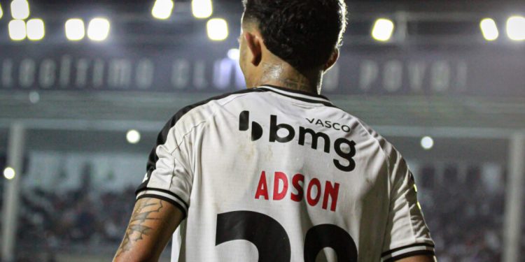 Quando Adson voltará a jogar pelo Vasco? Vaza data de retorno