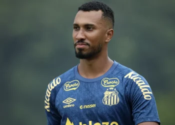 Torcida do Vasco comemora desistência do clube por atacante