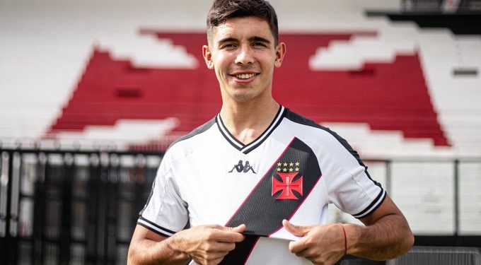 Jogador "colocado no mercado" reaparece do nada no Vasco