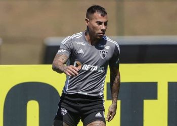 Alvo do Vasco, Vargas pega todo mundo de surpresa ao avançar com novo clube