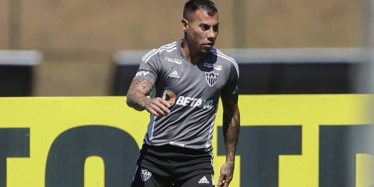 Alvo do Vasco, Vargas pega todo mundo de surpresa ao avançar com novo clube
