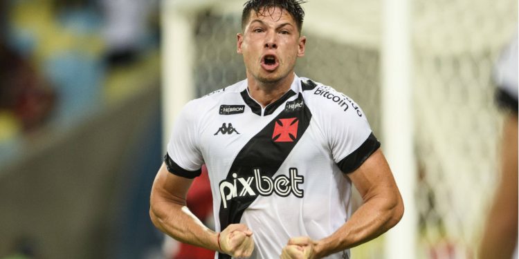 Vasco: Capasso vai sair? Carille fala sobre futuro do zagueiro