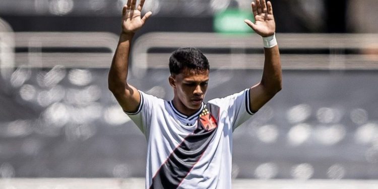 Vasco: Jogador questionado pela torcida comete erro "bizarro" na Copinha
