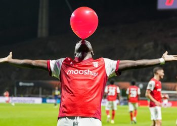 Vasco bate Flamengo e Porto, e avança com Bruma