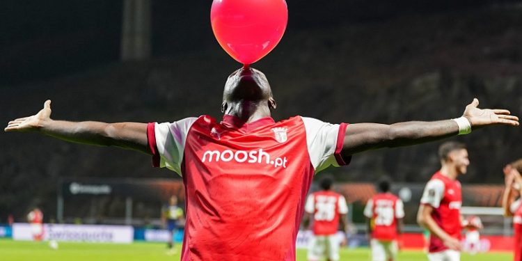 Vasco bate Flamengo e Porto, e avança com Bruma