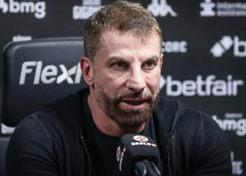 "Pedido da torcida" Pedrinho é pressionado no Vasco e pode tomar grande atitude