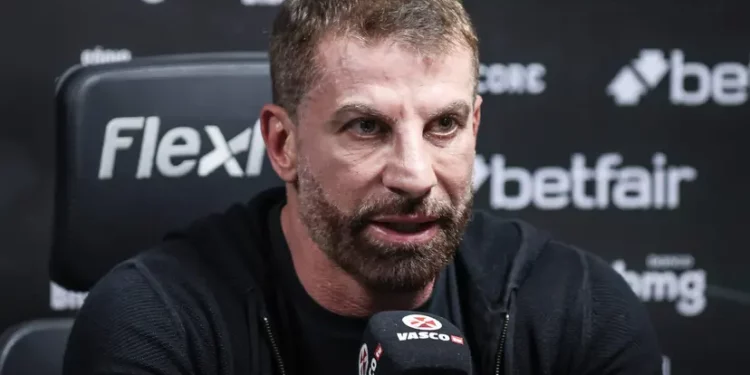 "Pedido da torcida" Pedrinho é pressionado no Vasco e pode tomar grande atitude