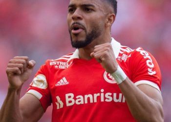 Palmeiras aplica "chapéu" e avança com jogador desejado pelo Vasco