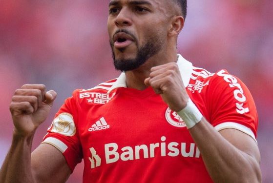 Palmeiras aplica "chapéu" e avança com jogador desejado pelo Vasco