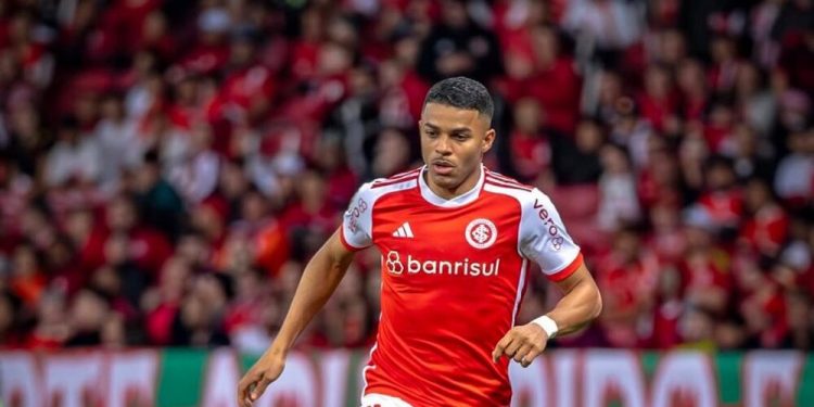 Vasco avança com atacante de peso