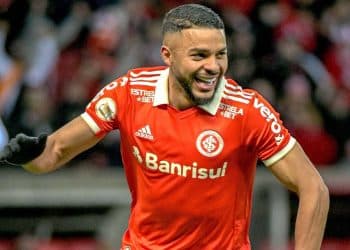 Apesar das dificuldades, Vasco ainda observa atacante de clube da Série A