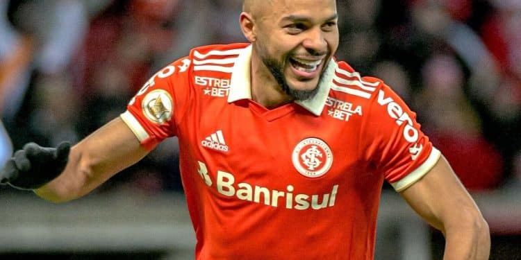 Apesar das dificuldades, Vasco ainda observa atacante de clube da Série A