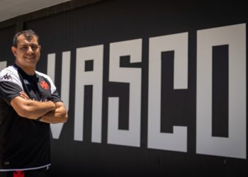 Vasco: Zagueiro experiente que atuou com Carille é colocado no mercado