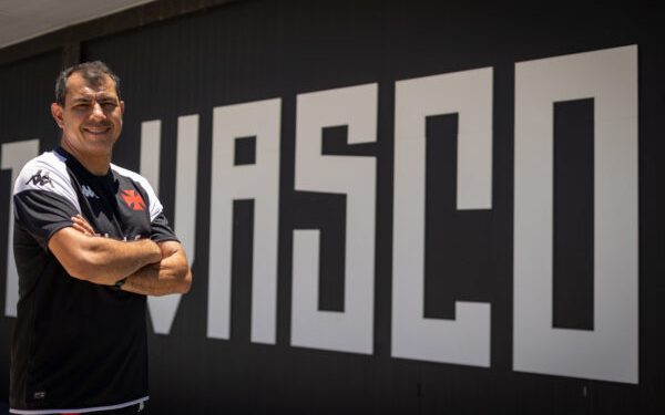 Vasco: Zagueiro experiente que atuou com Carille é colocado no mercado