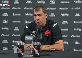 Carille explica escolha por três volantes e reforça foco no clássico contra o Flamengo