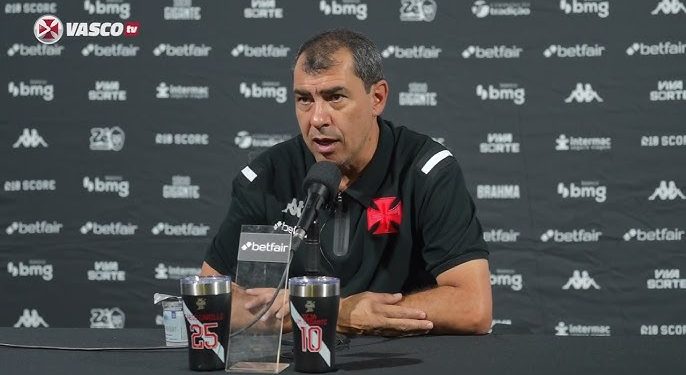 Carille explica escolha por três volantes e reforça foco no clássico contra o Flamengo