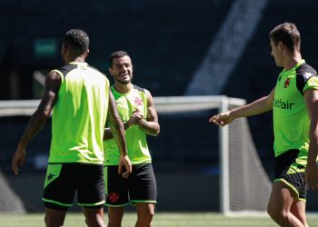 Com mudança, confira a escalação do Vasco contra o Flamengo