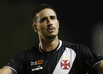 Ex-Vasco fecha com clube da Série D e diz que contratação mexeu com o Brasil