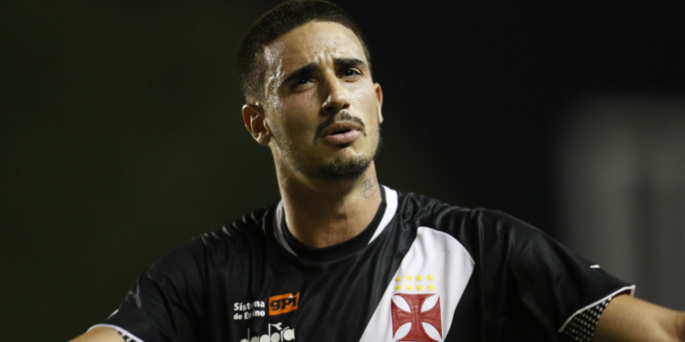 Ex-Vasco fecha com clube da Série D e diz que contratação mexeu com o Brasil