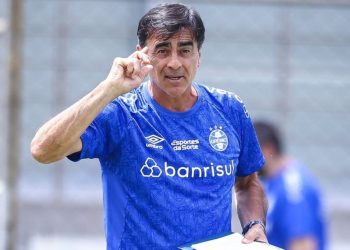 Grêmio tenta dar "chapéu" no Vasco por atacante