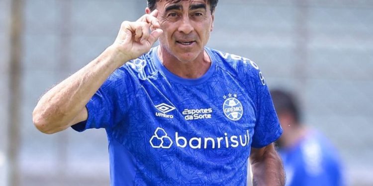 Grêmio tenta dar "chapéu" no Vasco por atacante