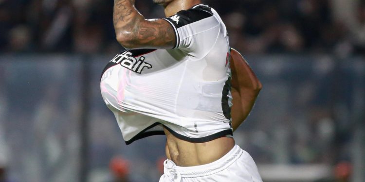 Vasco tem 3 desfalques titulares contra o Flamengo de última hora