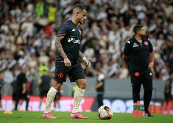Preocupante! Entenda o motivo que fez Coutinho sair do jogo do Vasco com 30 minutos