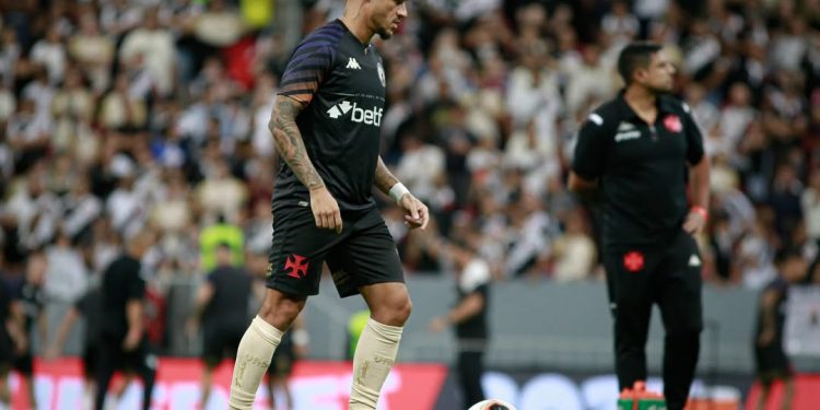 Preocupante! Entenda o motivo que fez Coutinho sair do jogo do Vasco com 30 minutos