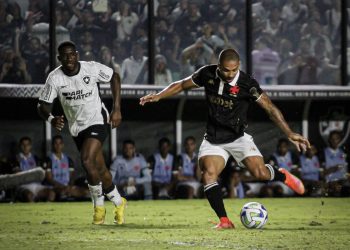 "Esse árbitro é o pior do Rio!" Vascaínos criticam arbitragem para Vasco x Botafogo