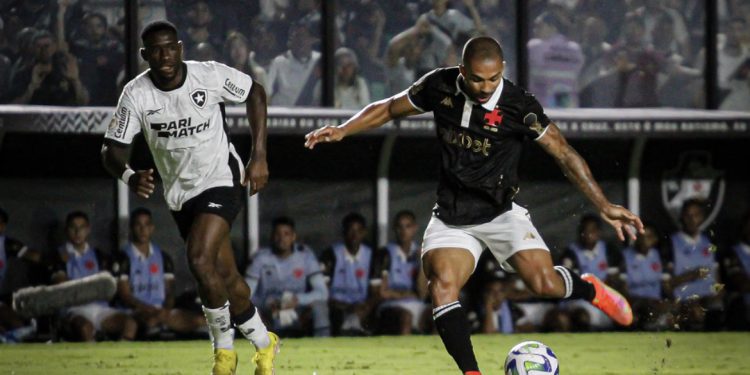 "Esse árbitro é o pior do Rio!" Vascaínos criticam arbitragem para Vasco x Botafogo