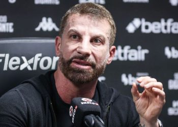 "Torcida comemorou…" Vasco anuncia saída de jogador questionado