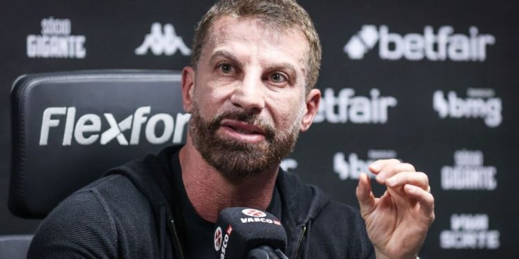 "Torcida comemorou…" Vasco anuncia saída de jogador questionado