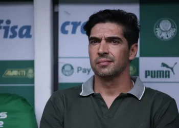 Vasco ataca o mercado e quer tirar zagueiro do Palmeiras