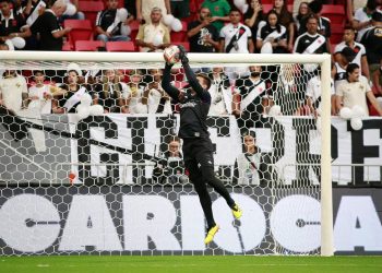 Vasco joga mal e sofre virada do Fluminense no Carioca