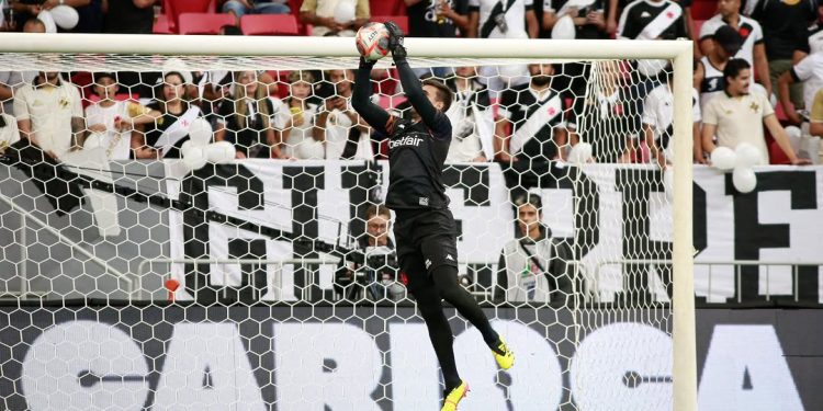 Vasco joga mal e sofre virada do Fluminense no Carioca