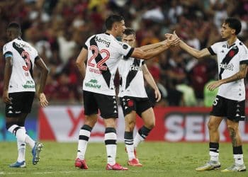 Vasco pode envolver Capasso em troca por atacante; confira