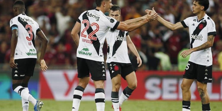 Vasco pode envolver Capasso em troca por atacante; confira