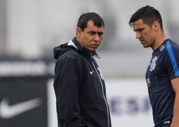 Além de atacantes, Vasco quer contratar um novo zagueiro