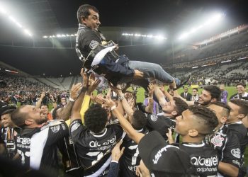 Vasco tenta a contração de jogador querido pela torcida do Corinthians
