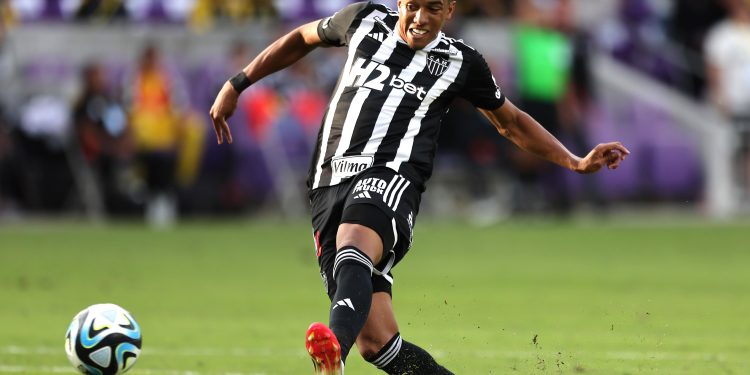 Vasco vai contratar o atacante Palácios? Entenda a situação