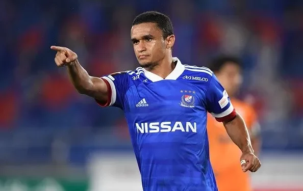 Alvo do Vasco, Erik tenta rescisão com clube japonês para decidir futuro