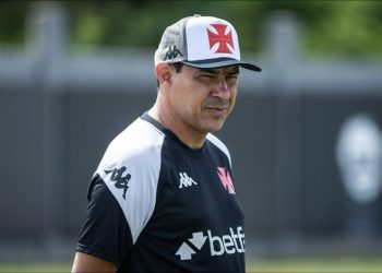 Pronto para fazer bagunça! Atacante do Vasco já pode atuar contra o Flamengo