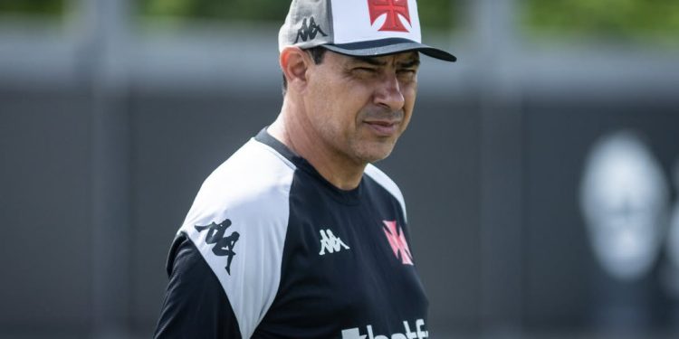 Pronto para fazer bagunça! Atacante do Vasco já pode atuar contra o Flamengo