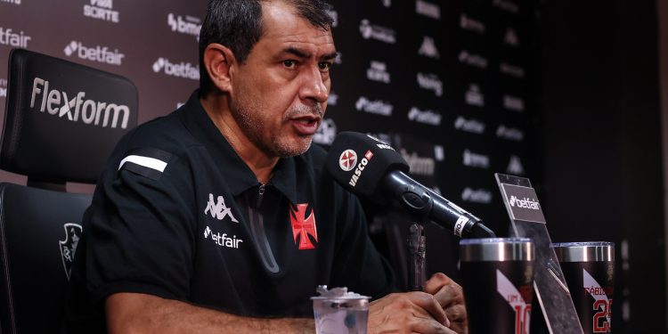 Atacante ainda deve ficar mais 3 meses de recuperação