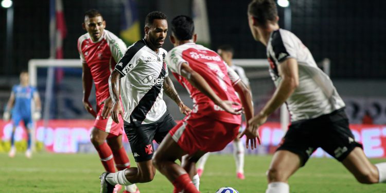 Fora dos planos? Jogador volta a ser relacionado para Flamengo x Vasco