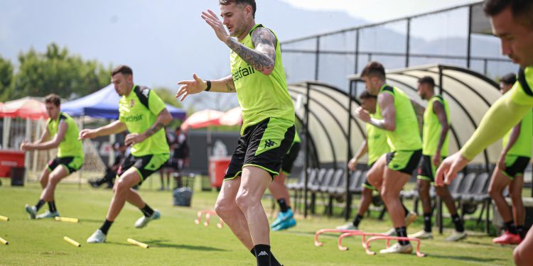 Atacante do Vasco treina separado após negociação frustrada