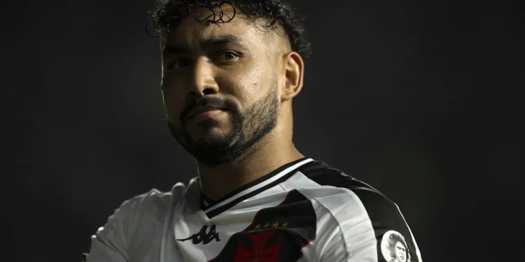 Dimitri Payet, do Vasco, é acusado de traição por advogada brasileira