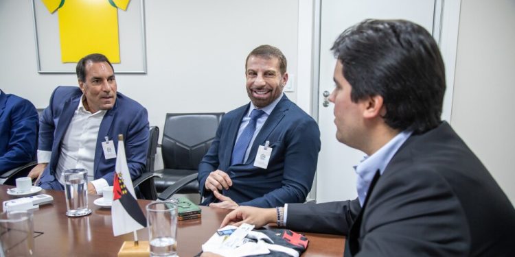 Edmundo critica jogador do Vasco e aponta desafios na adaptação