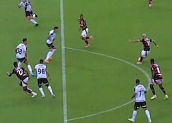 Ex-Vasco se revolta com erro da arbitragem: "É escancarado mesmo…"