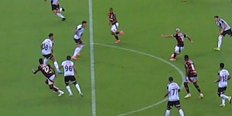 Ex-Vasco se revolta com erro da arbitragem: "É escancarado mesmo…"